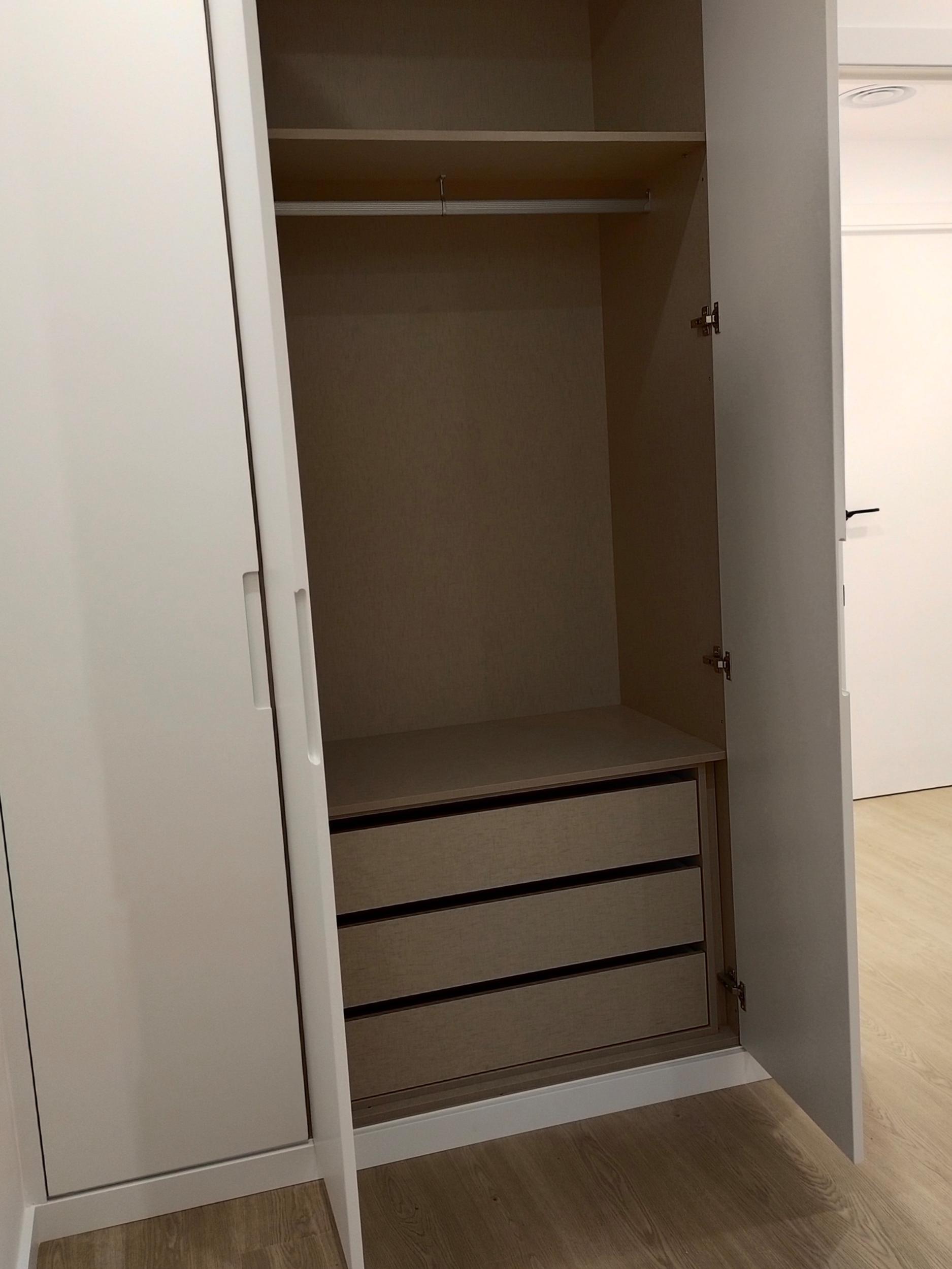 Interior de armario a medida en Castellón con cajoneras y zona de almacenaje personalizada