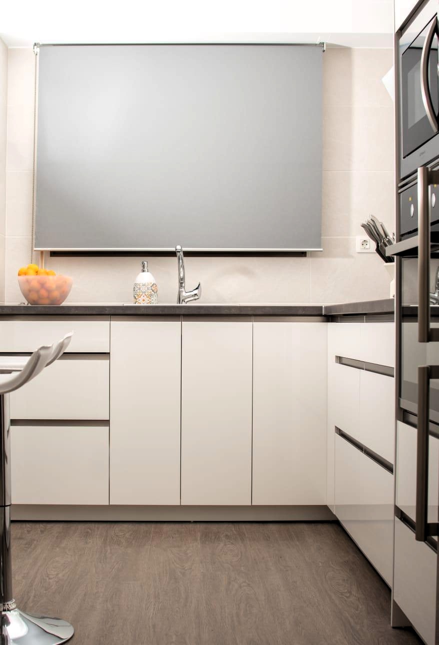 Cocina blanca a medida en Castellón con mobiliario moderno y montaje profesional