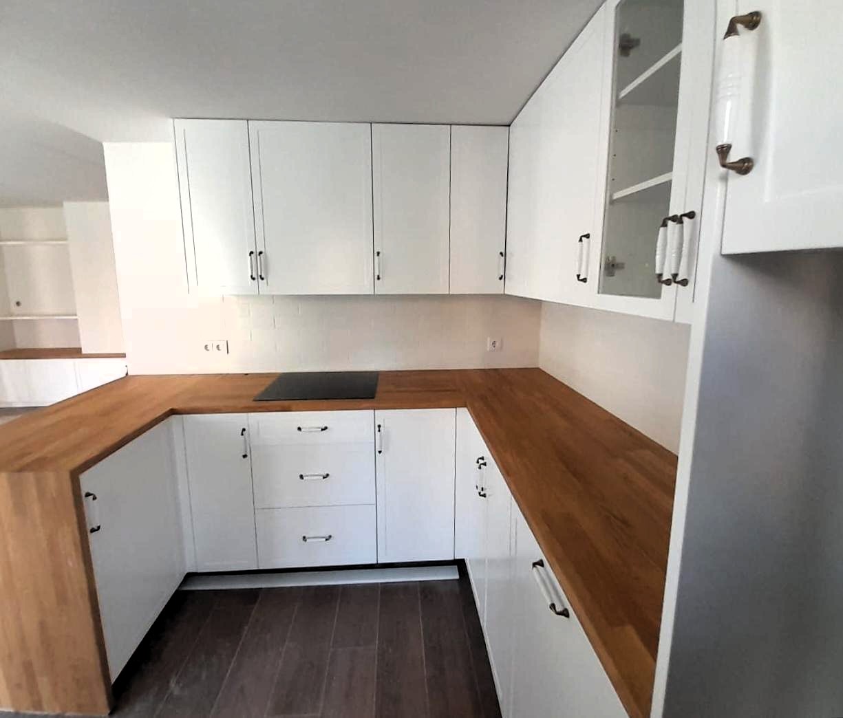 Cocina a medida en blanco y madera con distribución en U realizada por Carpintería Pablo Celades