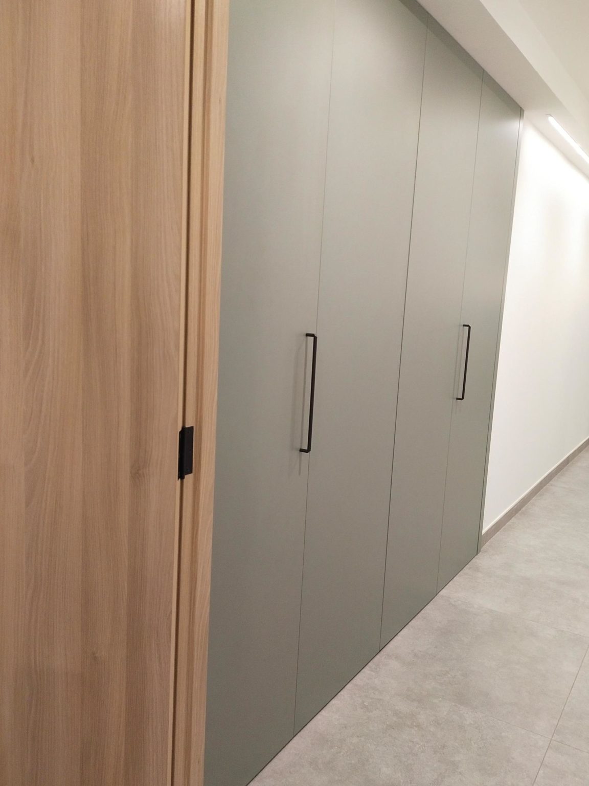 Armario empotrado a medida en Castellón con puertas abatibles y acabado en madera realizado por Carpintería Pablo Celades