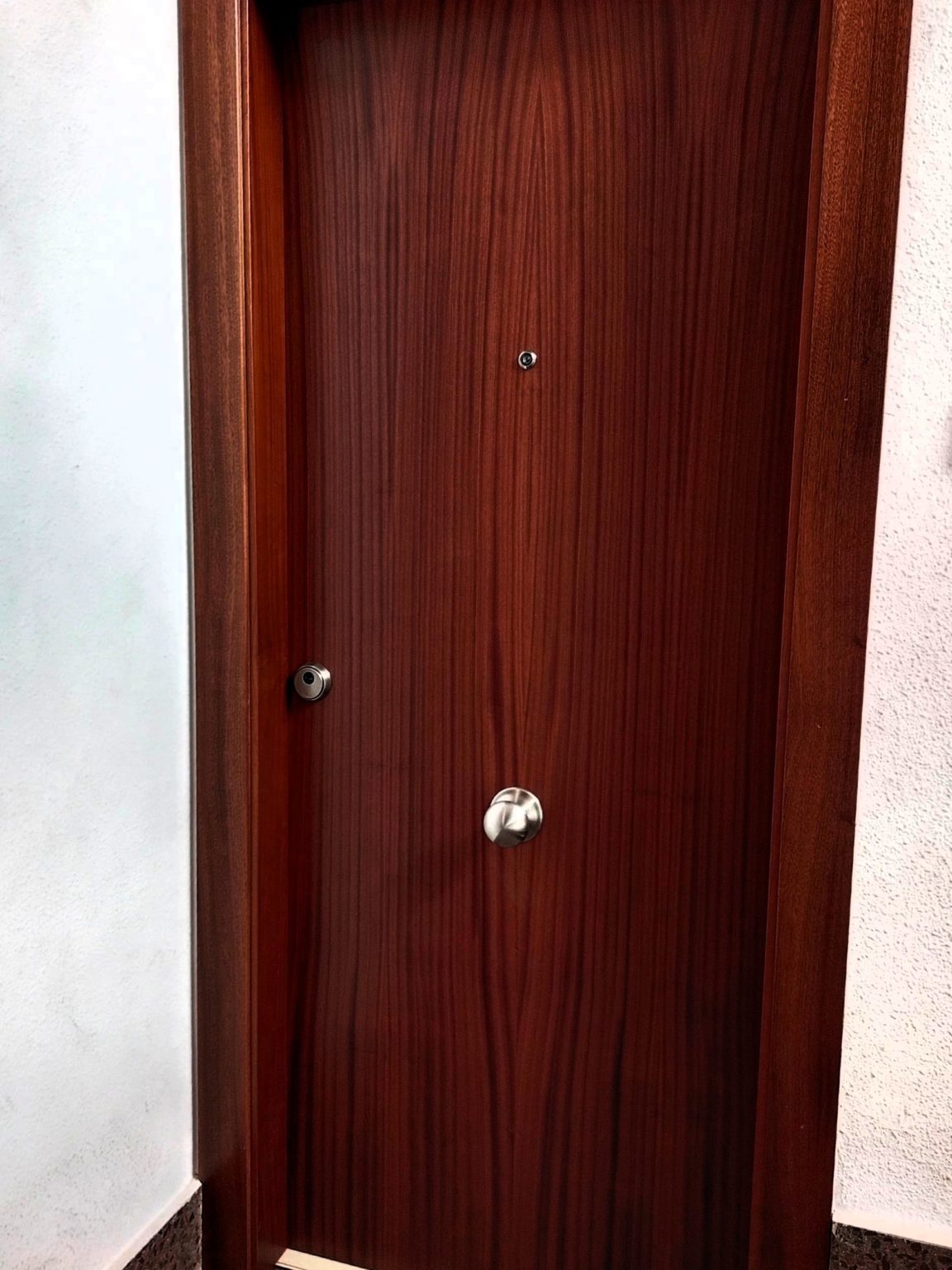 Puerta de entrada en madera instalada en Castellón con acabado profesional por Carpintería Pablo Celades