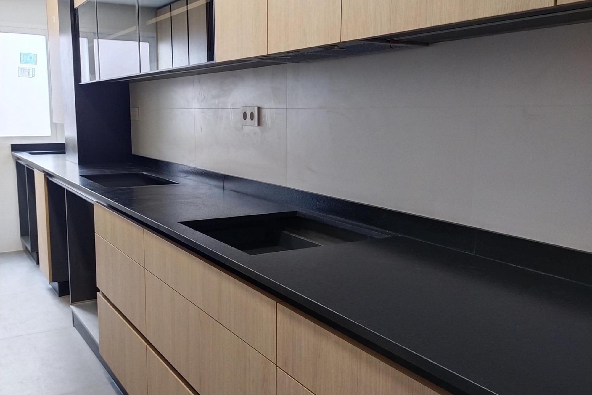 Cocina a medida con encimera en Castellón